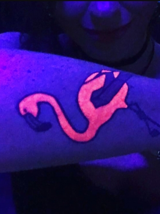 Tatuajes que brillan en la oscuridad
