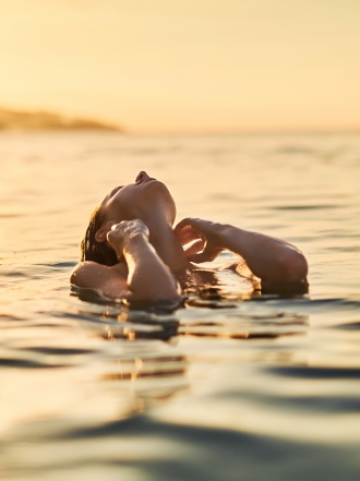 El significado de soñar que estás nadando en aguas limpias