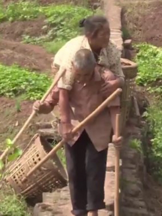 La emotiva historia de amor de un matrimonio que se necesita mutuamente para sobrevivir