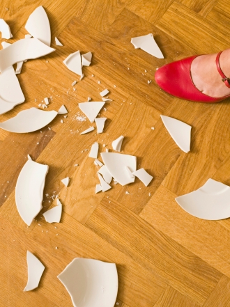 Soñar con platos rotos: ¿se acercan problemas?