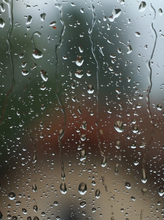 Soñar que llueve dentro de casa: arregla las goteras