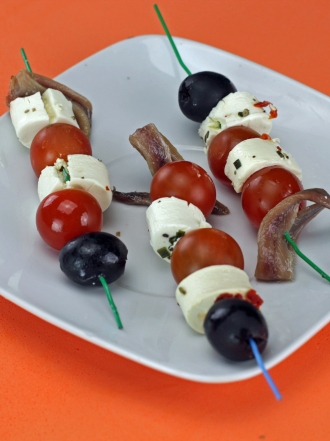 Recetas de aperitivos fáciles: deliciosas brochetas de tomate y queso