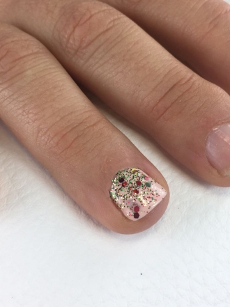 Diseño de uñas glitter para Navidad en color rosa