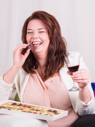 Comer chocolate y beber vino, tus aliados contra las arrugas