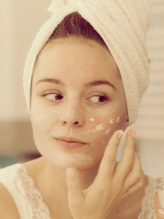 ¿Tienes acné? 15 tips de maquillaje para disimular granitos