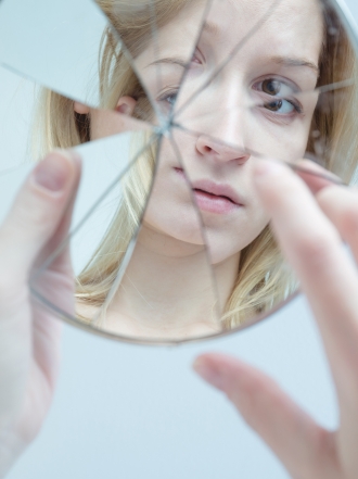 Soñar con un espejo roto: tu baja autoestima en sueños