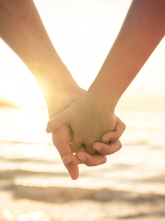 La forma en la que tu chico te agarra la mano esconde un secreto