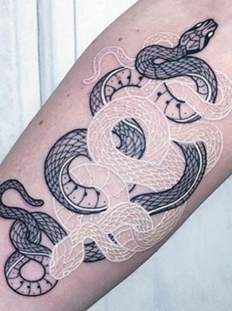 Apúntate a los tatuajes con tinta blanca