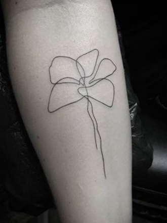 Tatuajes de una línea: discretos y muy cool