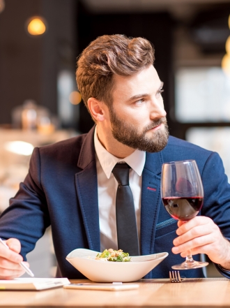 El significado de soñar que estás comiendo solo en una mesa