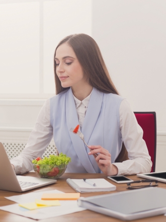 8 hábitos que te hacen engordar en la oficina