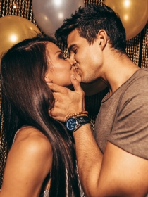 Soñar que tu novio se besa con otra: ¿estás celosa?
