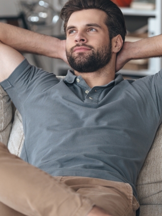 La razón secreta por la que siempre te fijas en chicos más jóvenes que tú