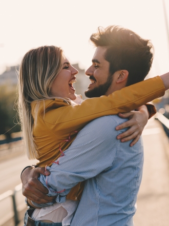 Cuando en una relación ella es mayor que él