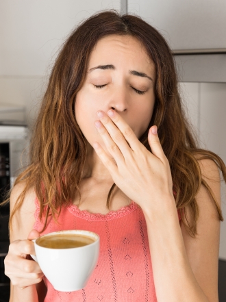 Dormir mucho y levantarse cansado, ¿por qué sucede?