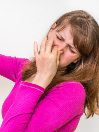 ¿Por qué me huelen los pies?