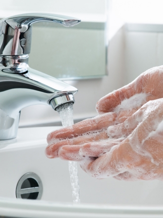 Lavarse las manos con agua caliente, peligroso hábito para la salud