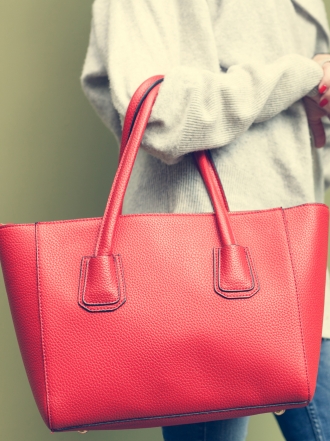 Dolor de espalda provocado por el bolso: cómo evitarlo