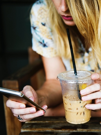 El peligro de ligar por whatsapp con un amigo