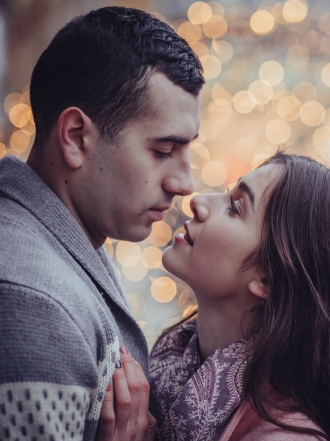 Lugares mágicos para dar un beso apasionado: ¡Déjale sin palabras!