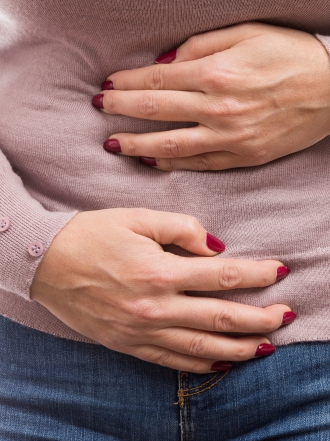 Beber en botella y otro hábitos diarios que provocan gases