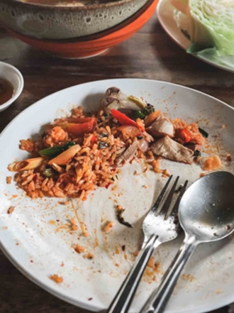 El extraño significado de dejar comida en el plato