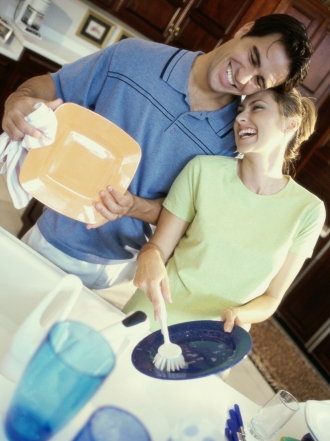 Las parejas en las que ambos lavan los platos son más felices