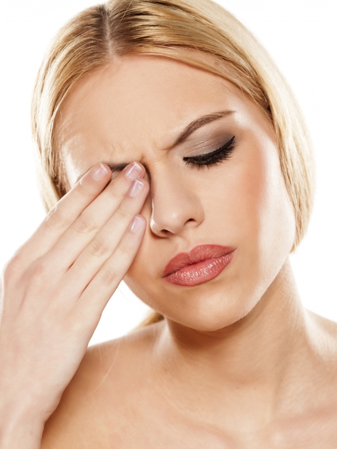 Los peligros de la alergia a las sombras de ojos y al eyeliner