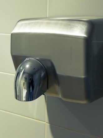 ¿Usas el secador de manos en los baños públicos? No volverás a hacerlo