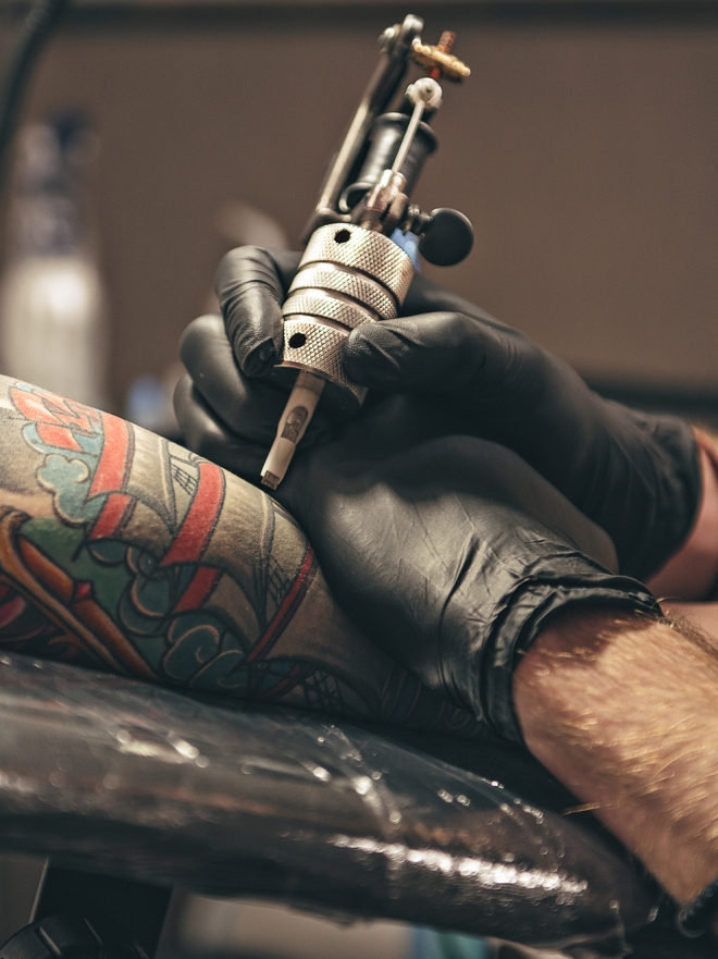49 frases para tatuarse en la mano: originales y sencillas palabras