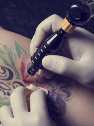 Las frases para tatuarse que mejor le van a un hombre