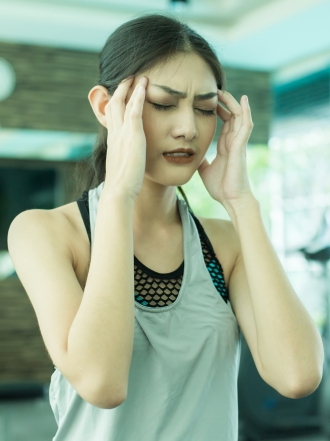 ¿Por qué me duele la cabeza cuando estoy en el gimnasio?
