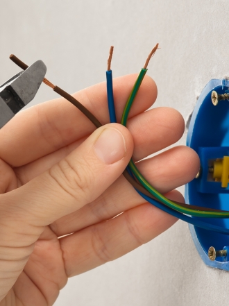 Soñar que eres electricista: encuentra la luz