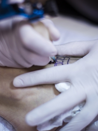 Las frases más originales para tatuarse en el pie: ¡Sorprende a todos!