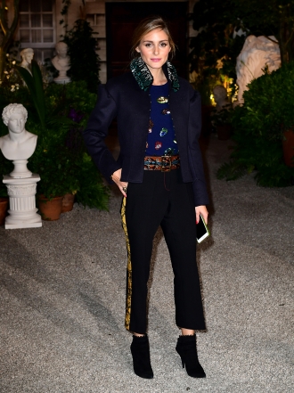 Moda del pantalón con raya lateral: Cómo combinarlo con estilo