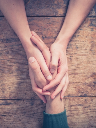 Las parejas que se agarran de la mano son más felices