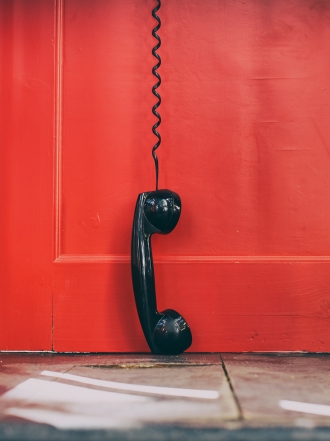 Soñar con una cabina de teléfono: recupera la conexión