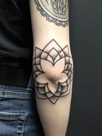 Los tatuajes en los codos pueden ser bonitos