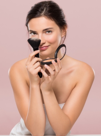 Soñar que usas colorete: ¿necesitas animarte?