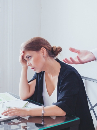 Soñar que discutes con tu jefe: ¿problemas laborales?