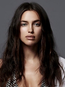 Irina Shayk, novia de Cristiano Ronaldo, calienta el ambiente posando en ropa interior