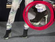 Las sandalias con calcetines, de horterada a moda: Pilar Rubio ya se ha atrevido