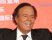 Julio Iglesias: la luz de su Récord Guiness y la sombra de su vida personal