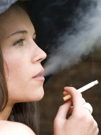 El dañino primer cigarrillo de la mañana