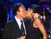 Julio Iglesias prefiere liarse con su bailarina que 'cantar' en su concierto