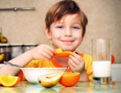 Chantajear a los niños para que coman, ¿una buena o una mala práctica?