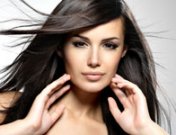 Los hombres las prefieren... morenas. ¿Por qué?