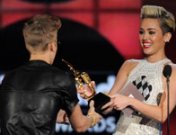 Beso de Justin Bieber y Miley Cyrus en Billboard 2013: ¿Y Selena Gomez qué?