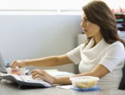 Malas posturas en el trabajo que provocan dolor de espalda: cómo sentarse