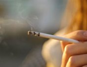 El tabaco pasa factura en la menopausia: riesgos de la mujer fumadora